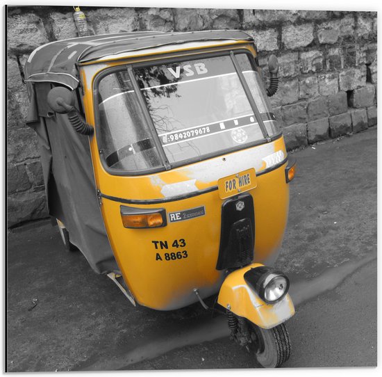 Dibond - (Deels) Gele Tuktuk Geparkeerd op Stoep (Zwart- wit) - 50x50 cm Foto op Aluminium (Wanddecoratie van metaal)