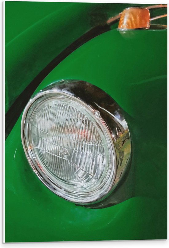 PVC Schuimplaat - Close-up van Ouderwetse Koplamp op Groenkleurige Auto - 40x60 cm Foto op PVC Schuimplaat (Met Ophangsysteem)