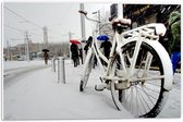 PVC Schuimplaat- Fiets Geparkeerd in Stad tijdens Sneeuwbui - 60x40 cm Foto op PVC Schuimplaat