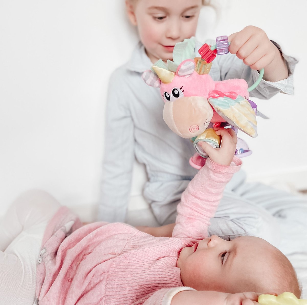Playgro Clip Clop Rammelaar Unicorn Eenhoorn Roze - Activiteitenspeeltje - Rammelaar - Kraamkado - Baby speelgoed - Babyspeeltje - Kinderwagenaccessoire - Knuffeldier - Baby rammelaar - Bijtspeelgoed - Grijpspeelgoed - Baby — afbeelding 3