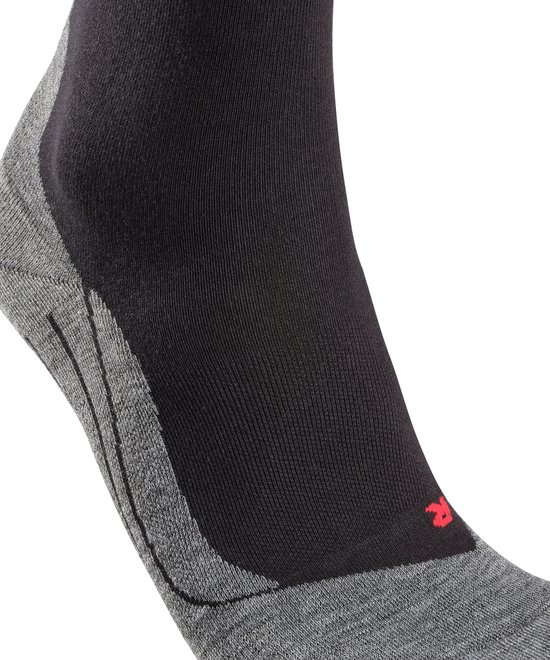 Close-up van een Falke hardloopsok, zwart met grijze hiel en rode 'R'.