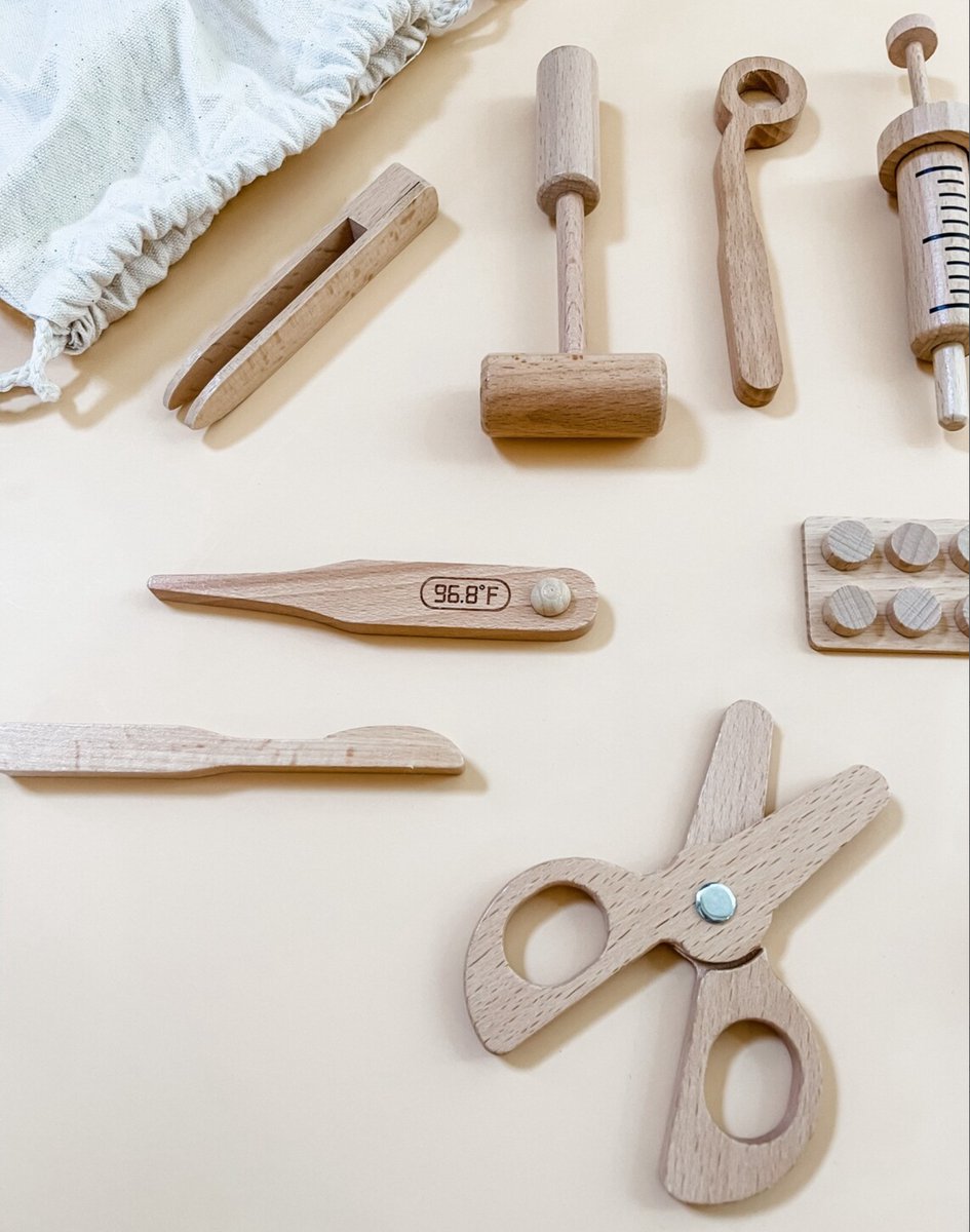 WoodyDoody Houten Dokterset Speelgoed - 9 delig HOOGWAARDIG Hard Hout Speelgoed Rollenspel met OPBERGZAK - Speelgoeddokterset - Gereedschap - Thermometer- Doktersset - Dokterskoffer - Speelgoed - Vanaf 1 jaar - Educatief Speelgoed - Ontwikkeling — afbeelding 3