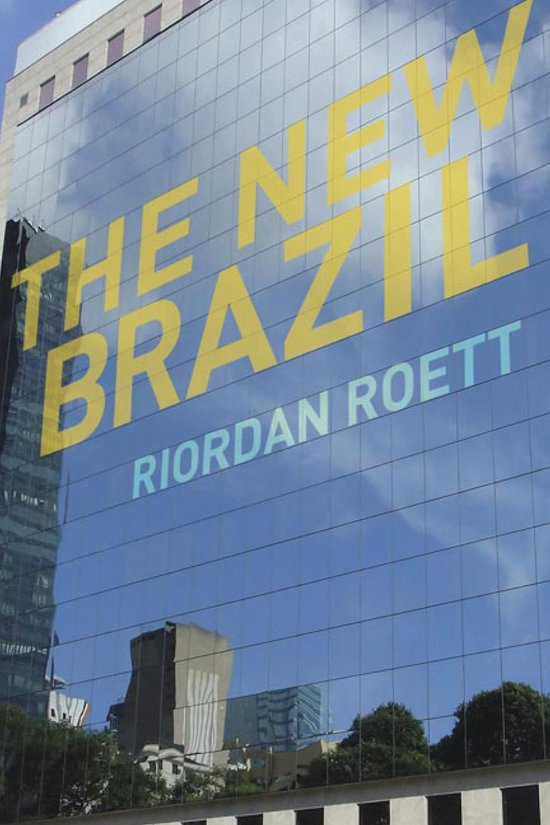 Le texte jaune 'THE NEW BRAZIL RIORDAN ROETT' se reflète sur un bâtiment en verre.