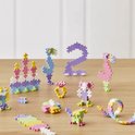 Plus-Plus bouwwerken: taart, zeedieren, cijfer 2, ring, huisje, figuurtjes en een boog.