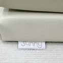 Detail van het beige label met het logo 'Sunny' op de speelmat.