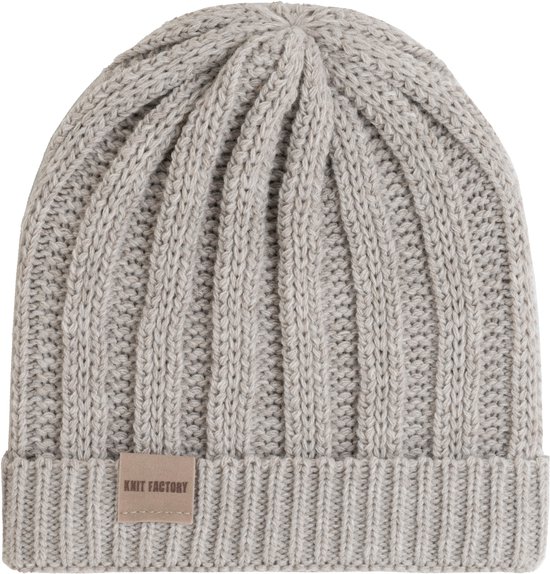 Lichtgrijze gebreide muts met ribbelpatroon en een bruin label met 'KNIT FACTORY'.