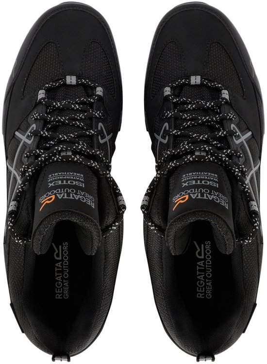 Zwarte wandelschoenen met oranje en grijze logo's, van bovenaf gezien.