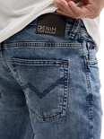 Blauwe spijkerbroek met leren 'DENIM TOM TAILOR' label.