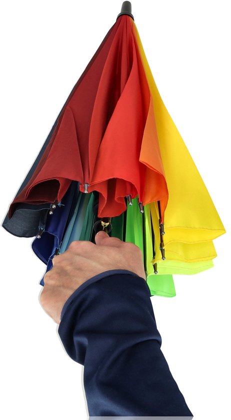 Hand die een regenboogparaplu met een zwart handvat vastpakt. De paraplu is gedeeltelijk geopend met zichtbare gekleurde vlakken.