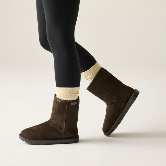 Dames laarzen in bruin suède met een beige gebreide boord, gedragen met zwarte legging.