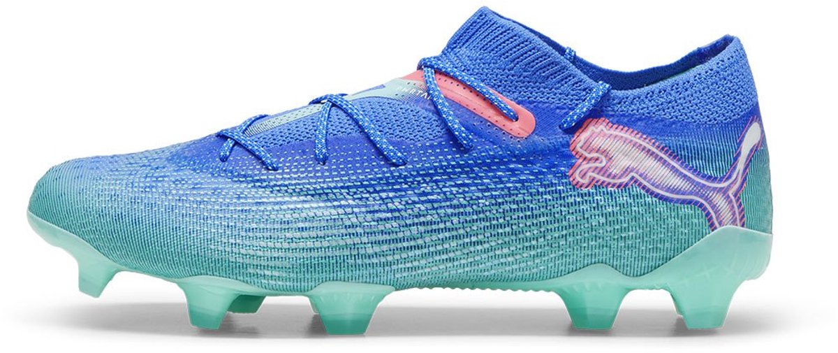 Puma Future 7 Ultimate Low FG/AG voetbalschoenen in blauw, met een modern bovenwerk en opvallende details. EU 40 1/2.