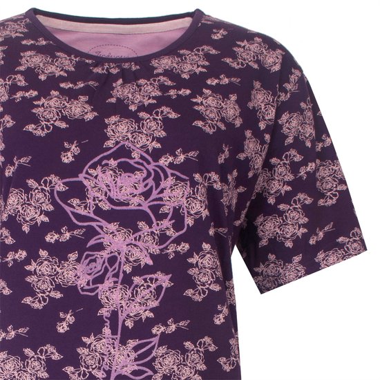 Detail van donkerpaars nachthemd met all-over roze rozenprint en grotere roos op de borst.