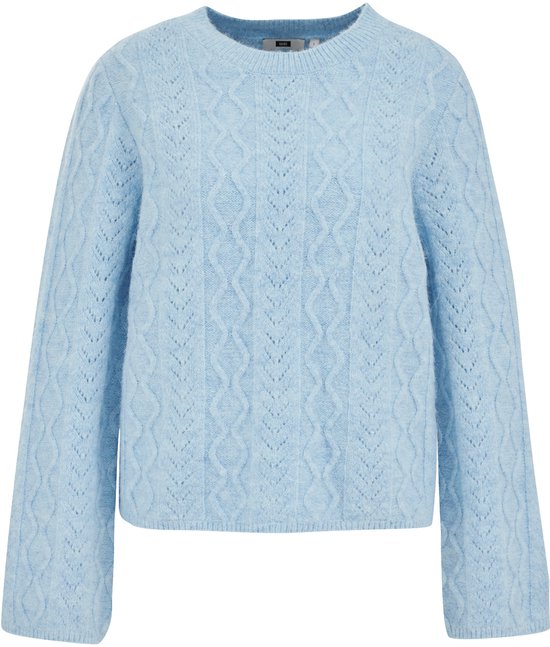 Pull tricoté bleu clair avec torsades et points ajourés.