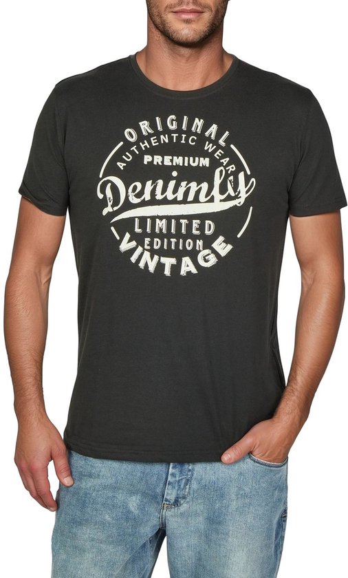 Man in een zwart t-shirt met witte cirkelvormige print: "ORIGINAL AUTHENTIC WEAR", "PREMIUM", "Denimfy", "LIMITED EDITION", "VINTAGE".