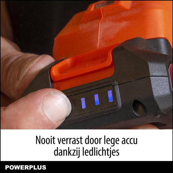 Vinger drukt op een knop met batterij-indicator op een zwarte Dual Power accu. Tekst: 'Nooit verrast door lege accu dankzij ledlichtjes.'