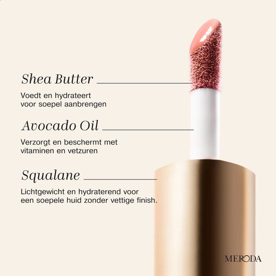 Close-up van de applicator van de vloeibare blush met de roze-gouden textuur. Shea butter, avocado-olie en squalaan voeden de huid.