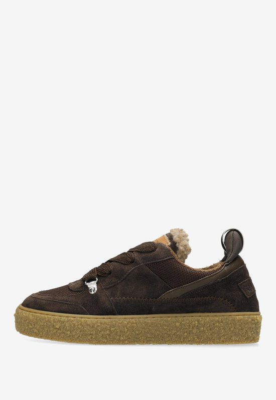 Donkerbruine suède sneaker met bontgevoerde kraag en dikke crèpe zool.