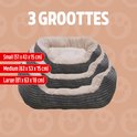 Drie grijze, ovale hondenmanden van verschillende maten: Klein (51x43x15 cm), Medium (63x53x15 cm) en Groot (81x63x18 cm).