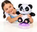 Meisje met een denim tuinbroek houdt panda knuffel boven paars potje.