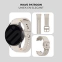 Collage van een smartwatch met crèmekleurig siliconen bandje met golvend patroon, en losse bandjes.
