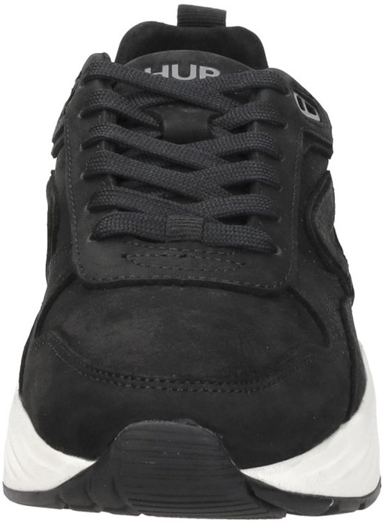 Vooraanzicht van zwarte HUB sneaker met witte zolen en veters.