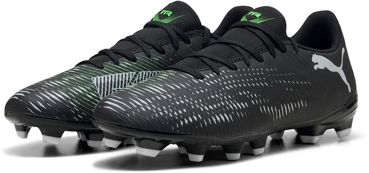Puma FUTURE 8 PLAY FG/AG voetbalschoenen, zwart met groene accenten, lichtgewicht synthetisch bovenwerk en slip-on tong.