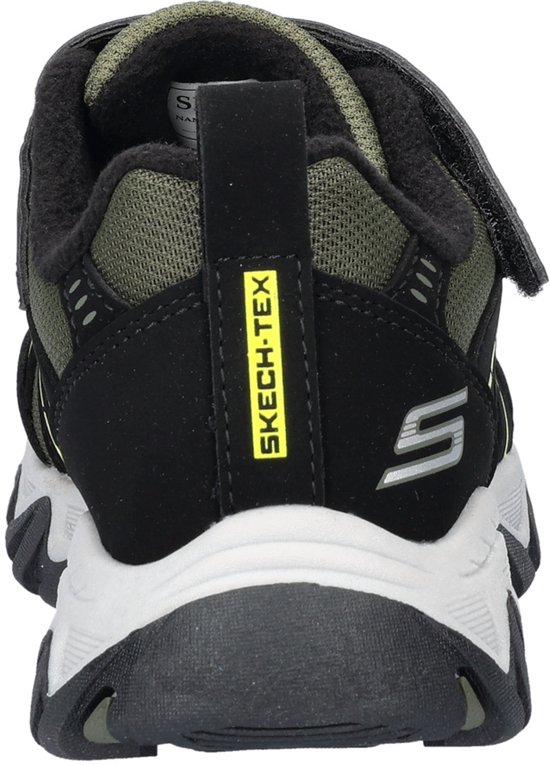 Achterkant zwarte Skechers outdoorschoen met groene accenten. "SKECH-TEX" opdruk.