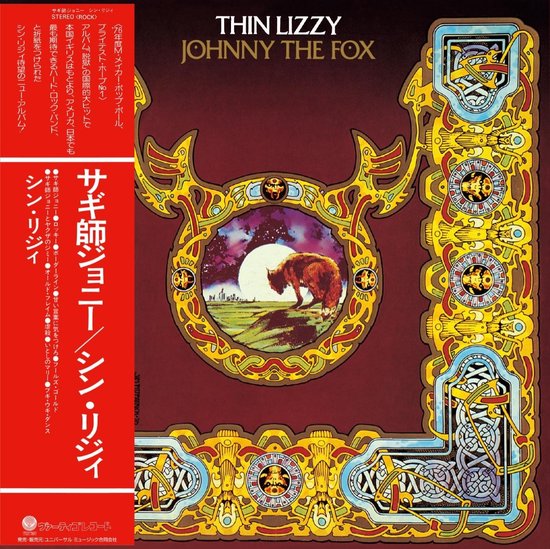Albumhoes Thin Lizzy 'Johnny The Fox' met een bruine beer in een cirkel, en versieringen in Keltische stijl.