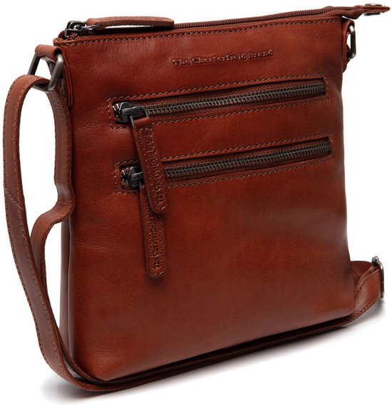 Bruine leren crossbody tas van The Chesterfield Brand met drie ritsvakken aan de voorzijde.
