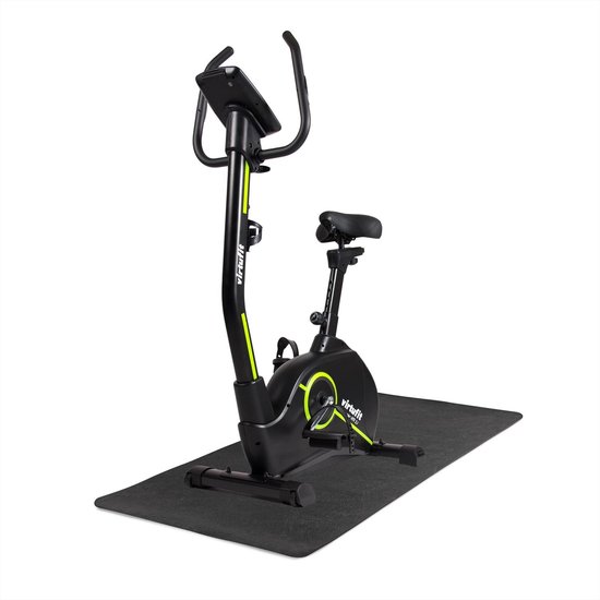 Zwarte hometrainer met groene accenten op een zwarte mat.