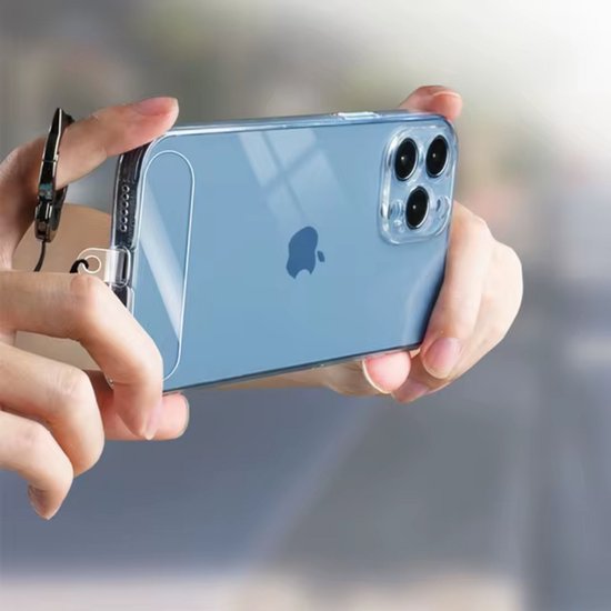 Handen houden een blauwe iPhone met transparant hoesje vast. Lus aan hoesje.