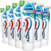 Zes Aquafresh tandpastatubes op een rij, "freshmint".