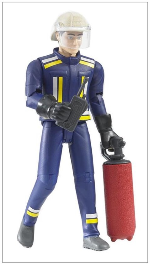 Brandweerman in donkerblauw uniform met reflecterende gele strepen, helm, houdt brandblusser vast.