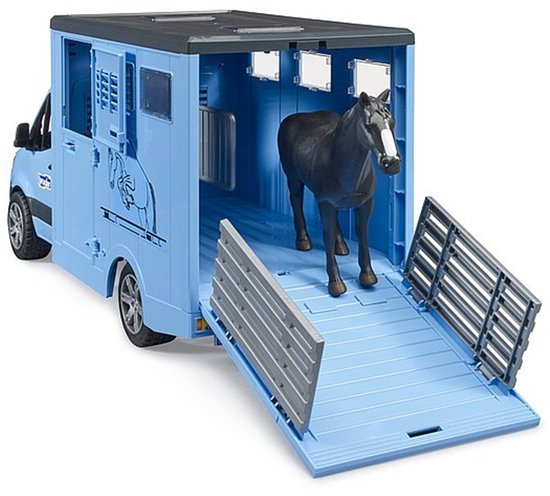 Bruder MB Sprinter Tiertransporter in lichtblauw met een zwart paard erin. De achterklep is open.