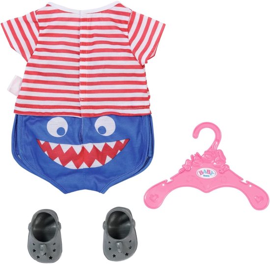 Baby Born pyjama met blauwe broek met haaientanden, grijze haaienschoentjes en roze hanger.