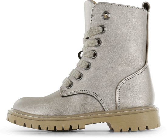 Buitenzijde van een champagne metallic veterschoen met grijze veters en een robuuste bruine zool.