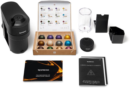 Zwarte Nespresso Vertuo Pop koffiemachine met accessoires: capsules, waterreservoir, boekjes en stroomadapter.