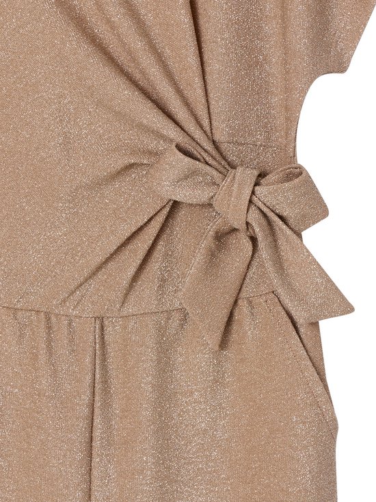 Detailopname van de zandkleurige glitter jumpsuit met een strikceintuur.
