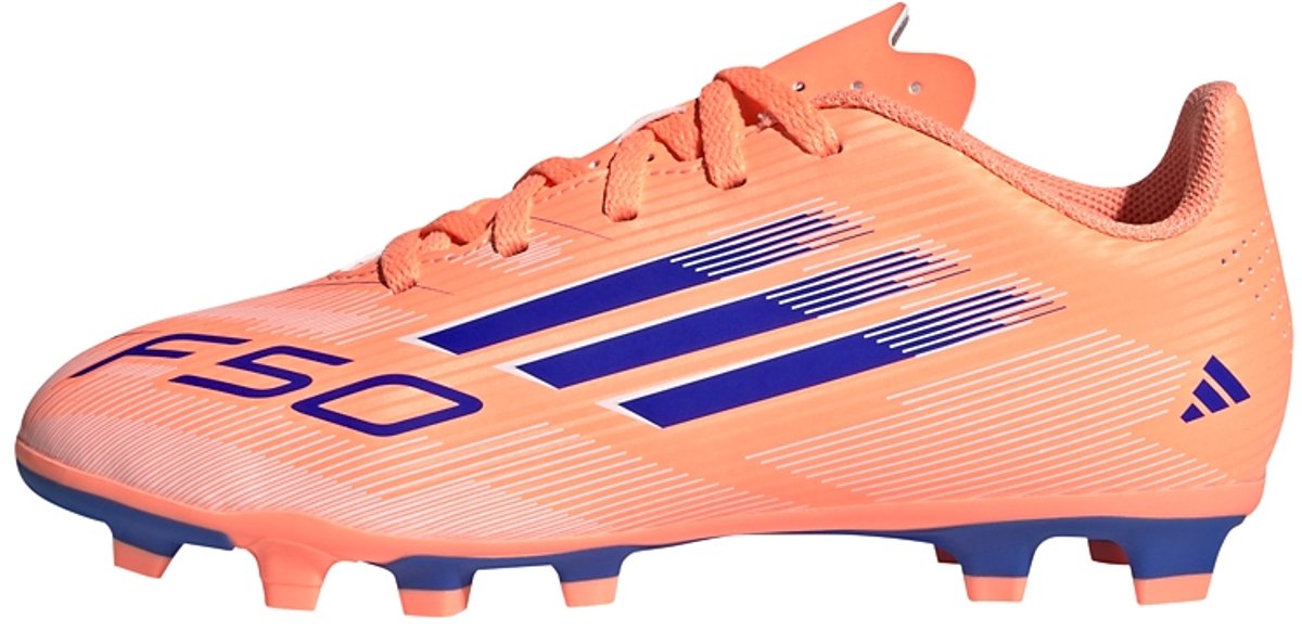 Oranje adidas F50 Club voetbalschoenen voor kinderen met blauwe details, ontworpen voor snelheid en comfort op het veld.