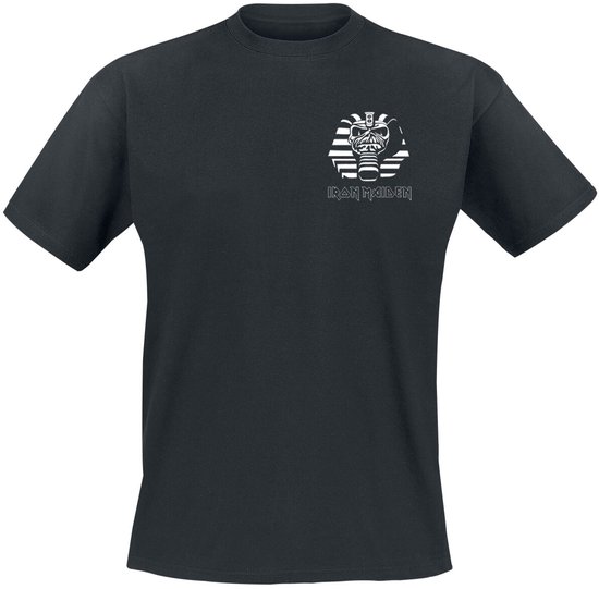 Zwart T-shirt met op de borst links een kleine witte lijntekening van Eddie in farao-hoofddeksel voor een piramide, met de tekst 'IRON MAIDEN'.