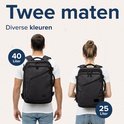Man en vrouw dragen rugzakken van 25L en 40L, beide zwart, om de maten te vergelijken.