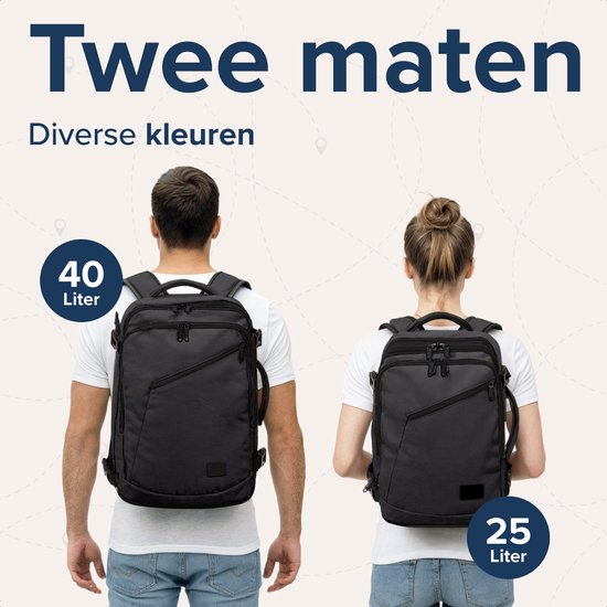 Man en vrouw dragen rugzakken van 25L en 40L, beide zwart, om de maten te vergelijken.