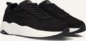 Close-up van zwarte HUB sneakers met dikke witte zolen en veters.