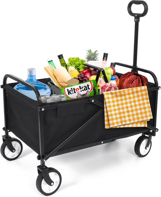 Zwarte bolderkar, gevuld met boodschappen zoals waterfles, fruit, vlees en een rode zak.