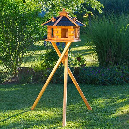 Een groot houten vogelhuis op standaard- villa voor vogels