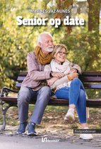 Een oudere, lachende man met een sjaal en een vrouw met een bril zitten op een bankje.