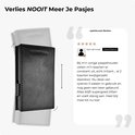 Zwarte pasjeshouder, naast een review van Sam de Graaf die erg tevreden is over het product.