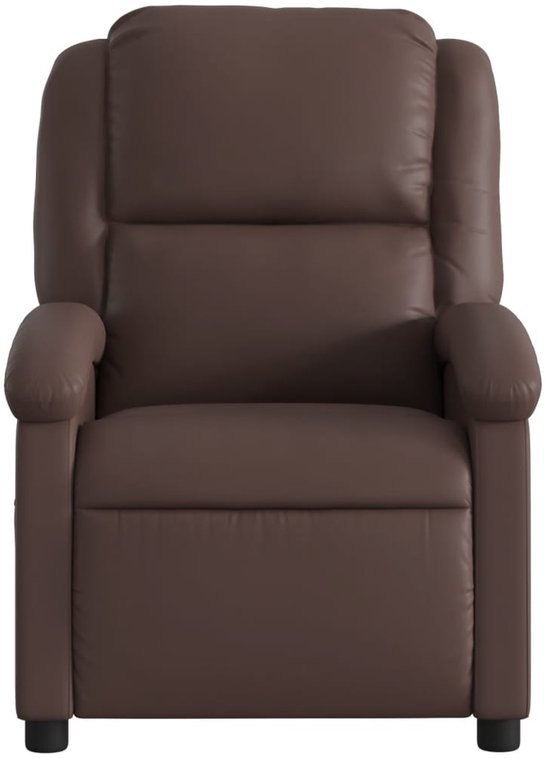 Bruine kunstlederen fauteuil, recht van voren gezien. De fauteuil heeft een hoge rugleuning en gevulde armleuningen.
