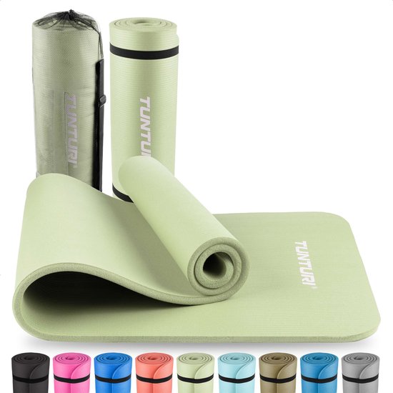 Een lichtgroene Tunturi yogamat uitgerold en opgerold, met draagtas. Onderop 9 gekleurde matten.