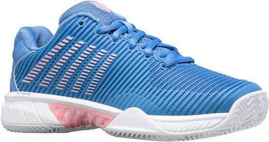K-Swiss tennisschoen in lichtblauw met roze accenten, blauwe veters en witte zool.